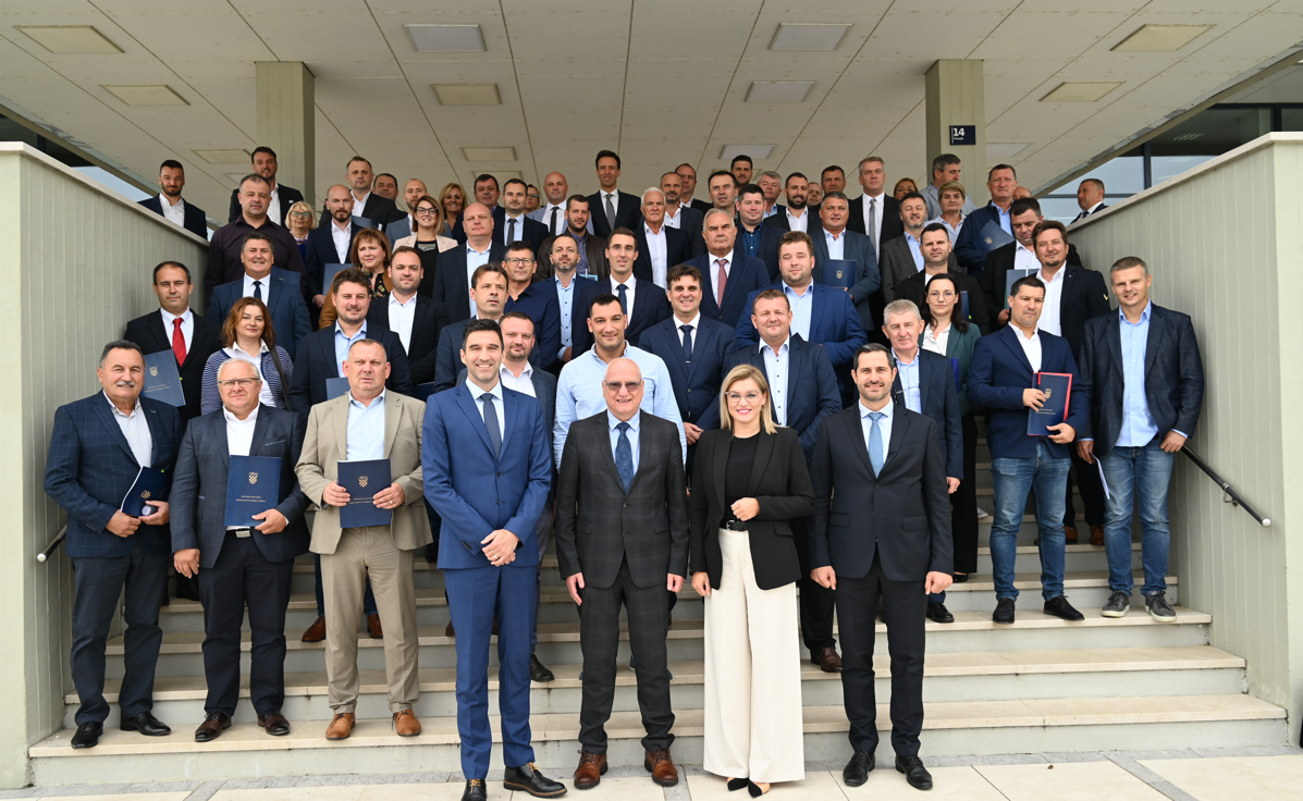 Ministrica Brnjac uručila ugovore za sportsku infrastrukturu vrijedne 4 milijuna eura